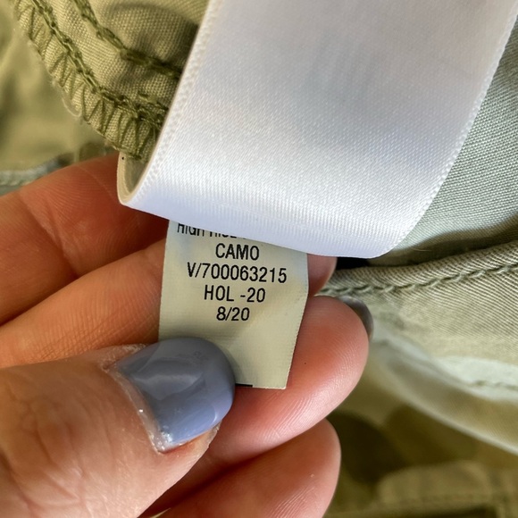 GAP Woman’s Camo Straight Khaki High Rise pants size 6 outdoor hiking country - Picture 6 of 7